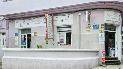 exterior de multitienda supertoscal desde otro ángulo