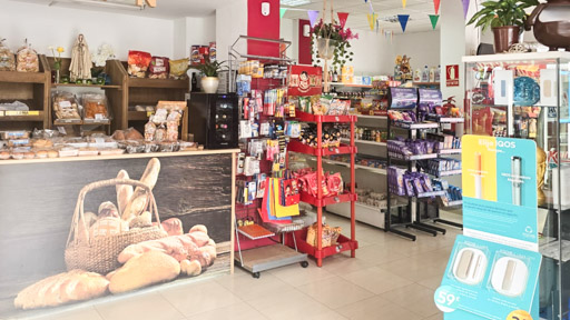 estanterías con productos de multitienda supertoscal, estanterías de snacks