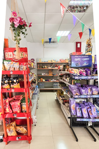 estanterías con productos de multitienda supertoscal y snacks dulces