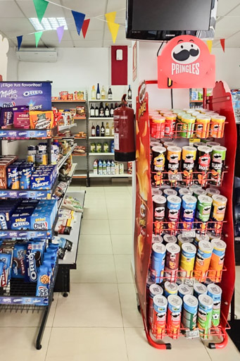 estanterías con productos de multitienda supertoscal y aperitivos salados