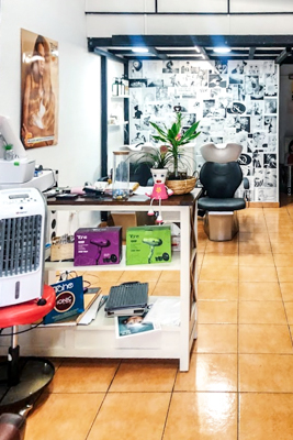 otra perspectiva del mostrador con sillas para lavar el pelo detrás