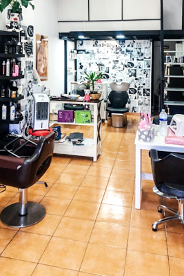 espacio que muestra silla de peluquería con mostrador