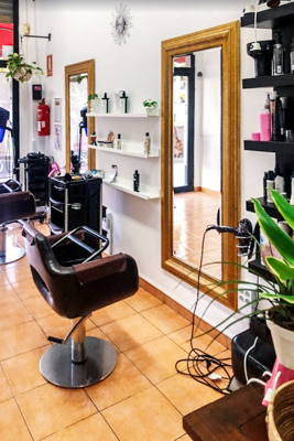 otra silla de peluquería en frente de un espejo