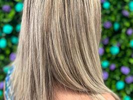 pelo teñido en salón de belleza