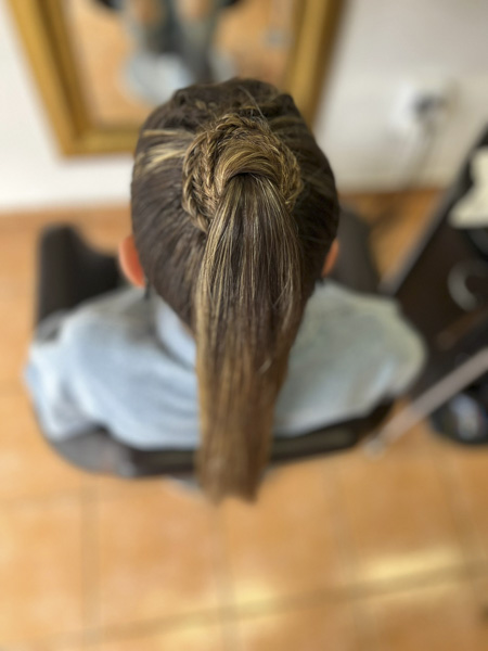 pelo recogido en coleta en salón de belleza