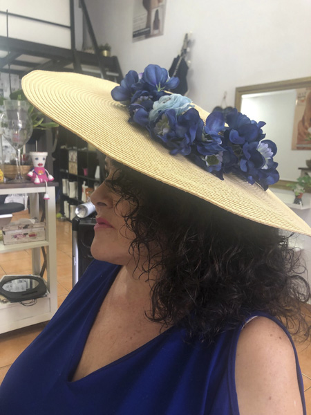 pelo corto rizado con sombrero salón de belleza