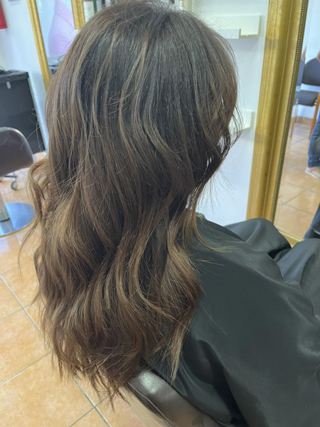 pelo ondulado marrón salón de belleza