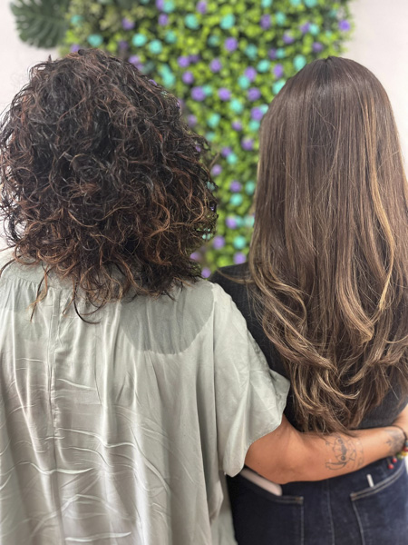 dos mujeres con pelo rizado corto y pelo ondulado por la parte inferior largo