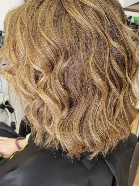 pelo color rubio oro ondulado ligeramente, media melena